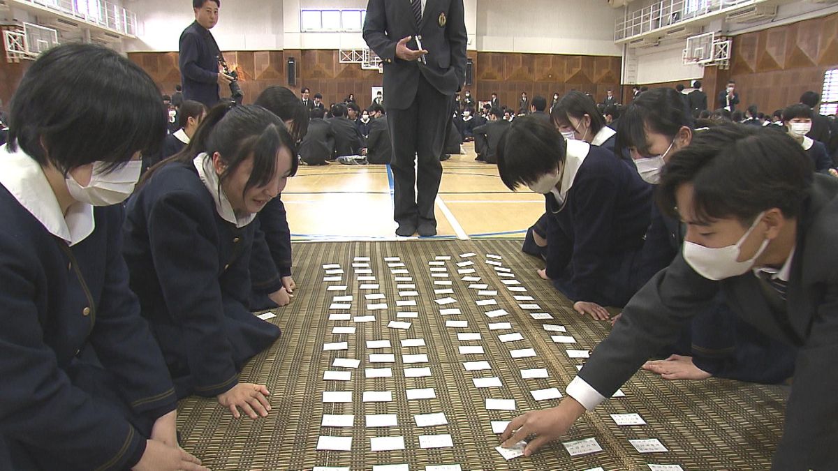 大分東明高校で恒例の「新春かるた大会」　約1600人がクラス対抗戦で盛り上がる