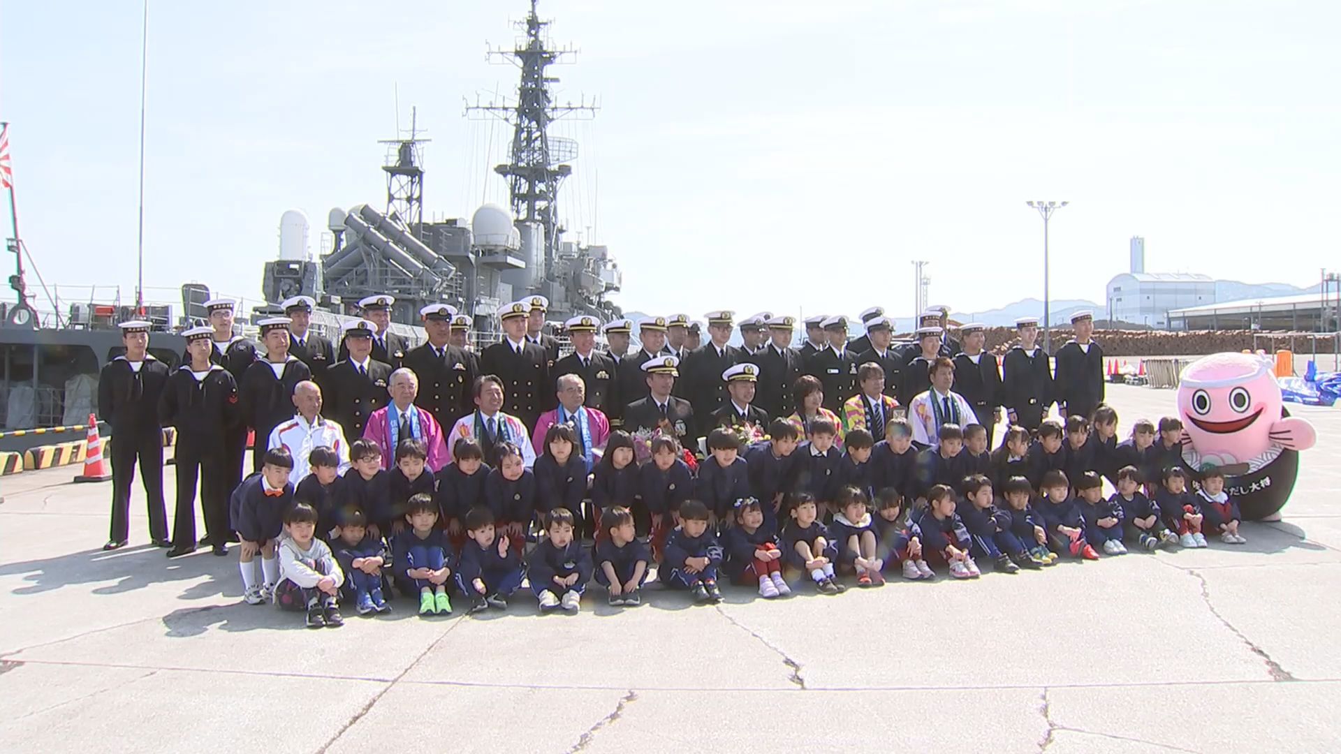 園児が海上自衛隊の護衛艦と潜水艦を間近で見学「広くてすごかった
