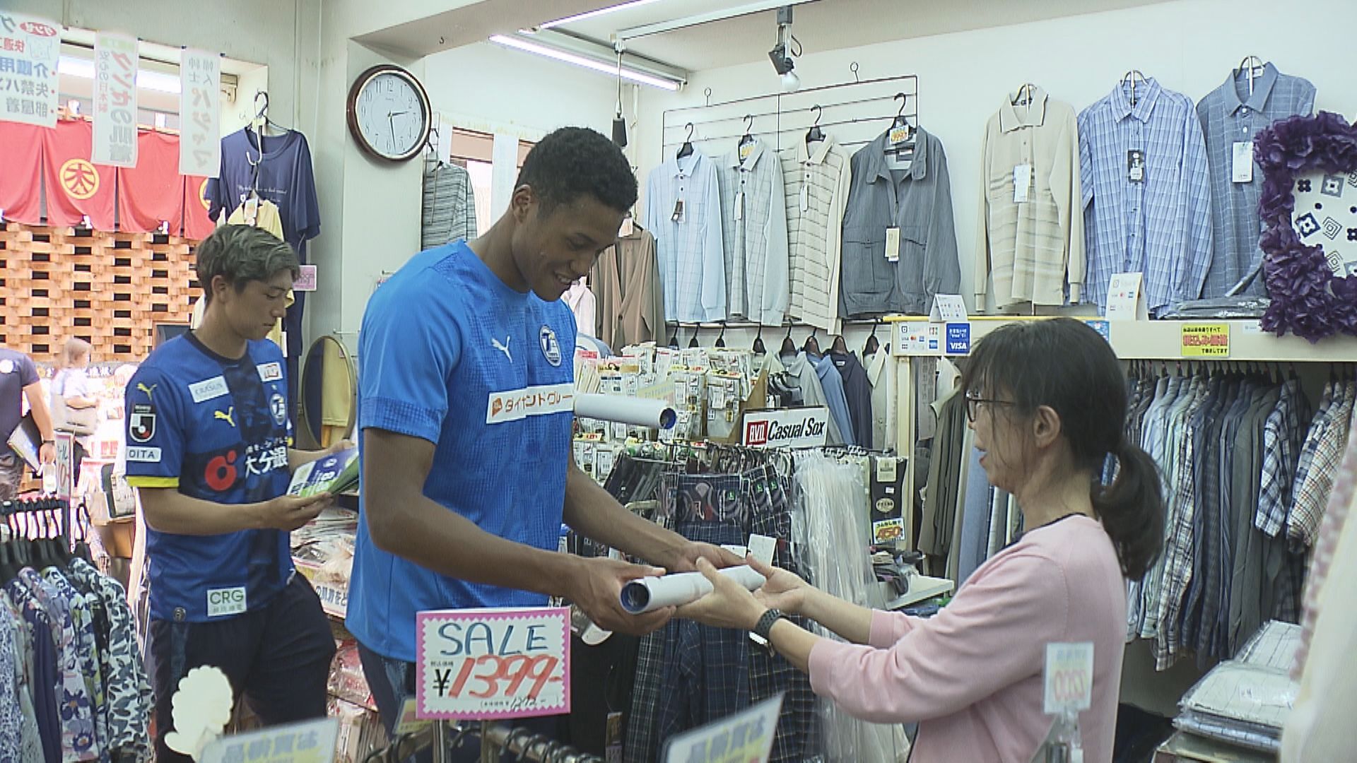 J2大分トリニータの選手が商店街で開幕戦をPR「共に戦ってもらえると
