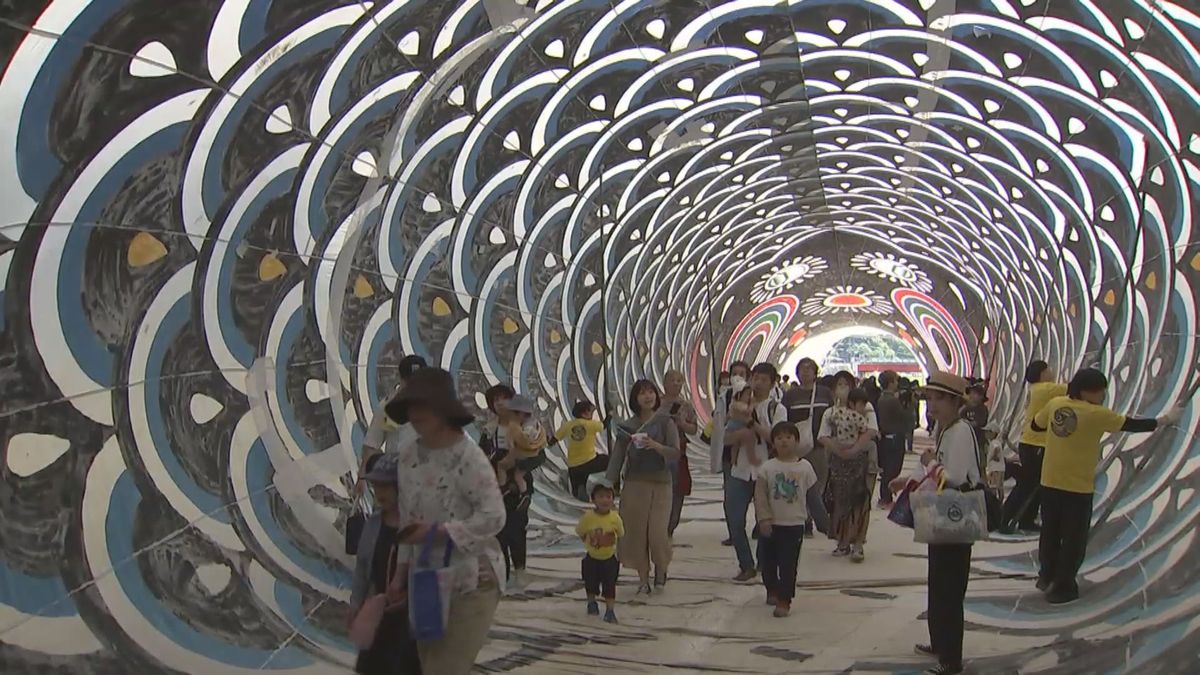 「食べられた気分」 日本童話祭で名物「ジャンボこいのぼり」くぐり抜け 大分
