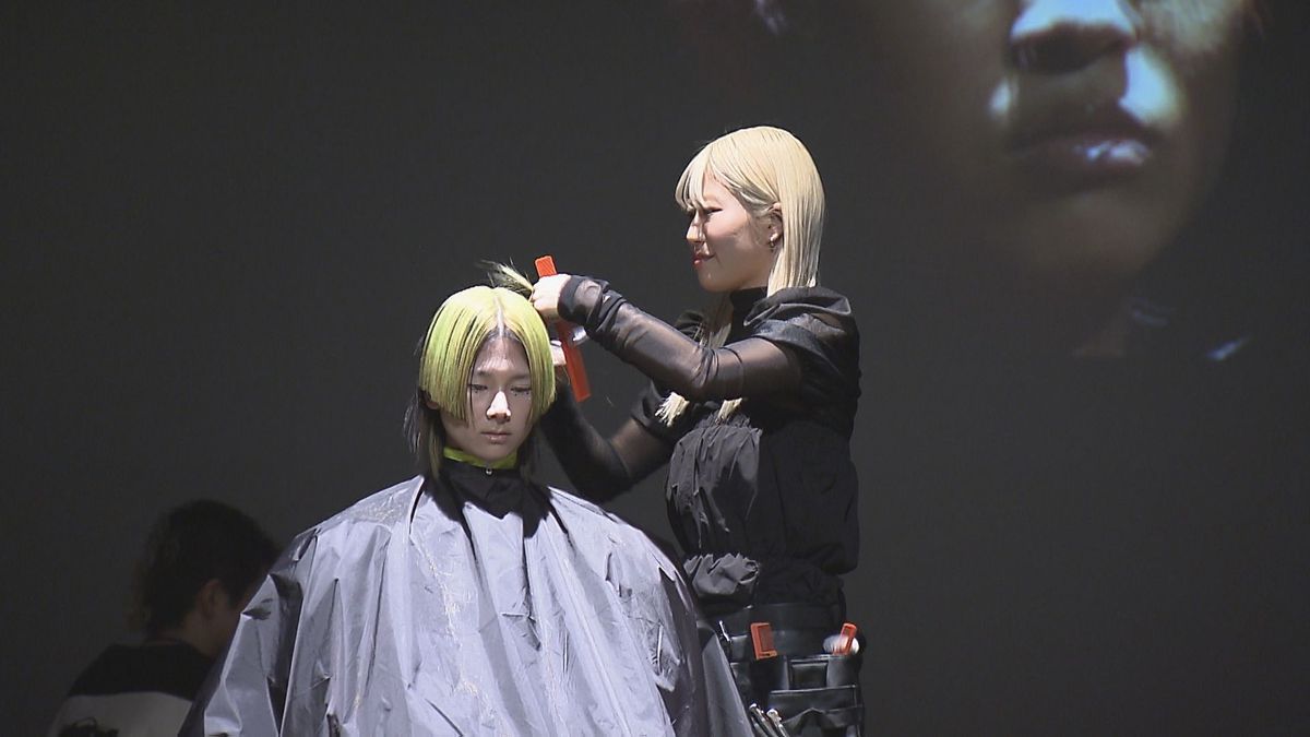 若い世代に美容師の魅力を伝える　カットの技術など披露するヘアショー開催　大分