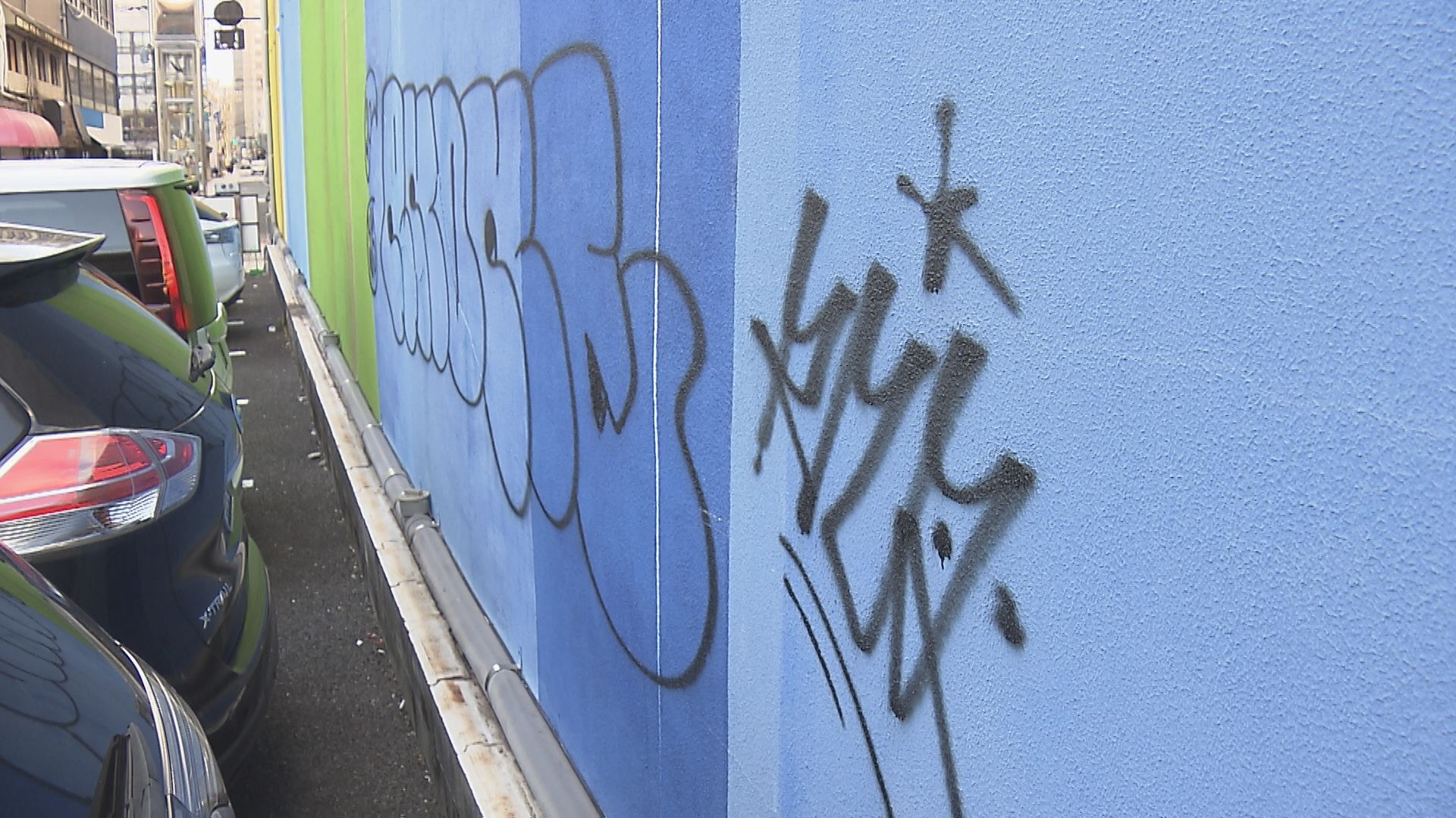 大分市中心部 ビルの壁面に描かれたアート作品に落書き見つかる 大分