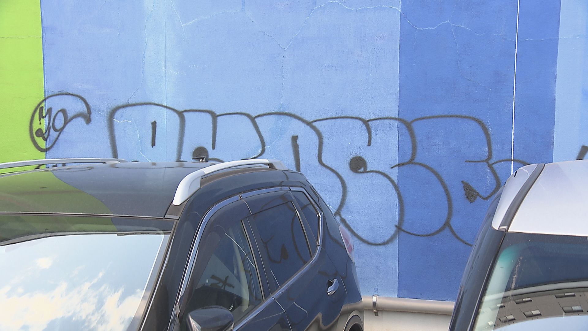 大分市中心部 ビルの壁面に描かれたアート作品に落書き見つかる 大分