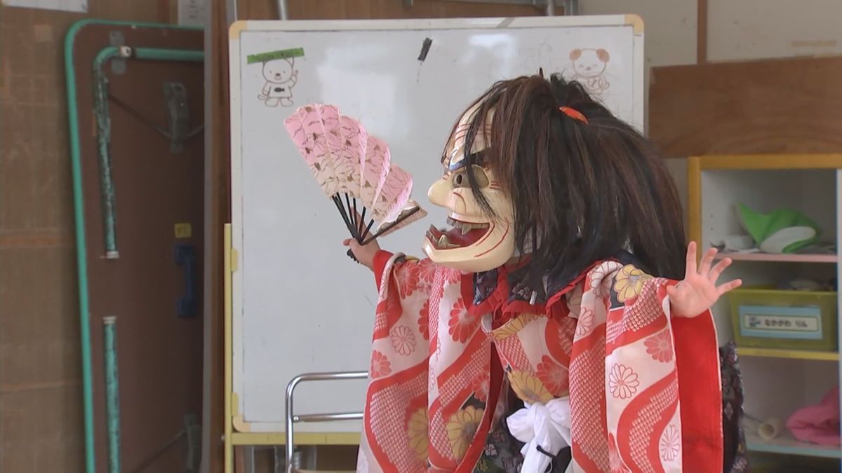 園児たちが伝統の神楽舞う　衣装やお面を身にまとい1年間の練習の成果を披露　大分