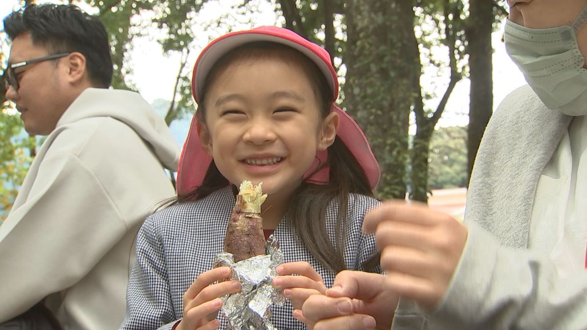 幼稚園で焼き芋大会　「収穫の喜びを知って」自分たちで植えたサツマイモを味わう　大分