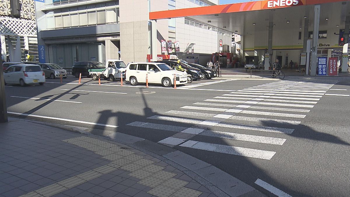 大分市中心部の交差点で男性が乗用車にはねられ　男性は病院に搬送されるも意識不明の重体　大分　　　