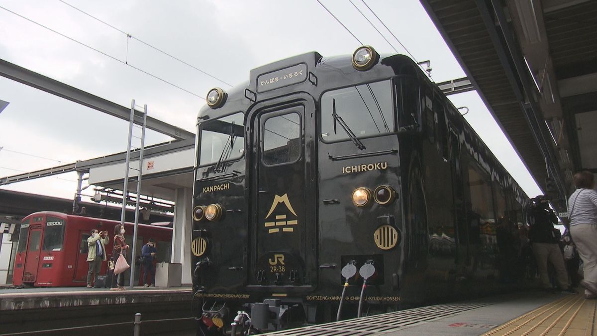 新たな観光列車「かんぱち・いちろく」がJR大分駅に！高級感のある黒の車体に金色の装飾が特徴　大分