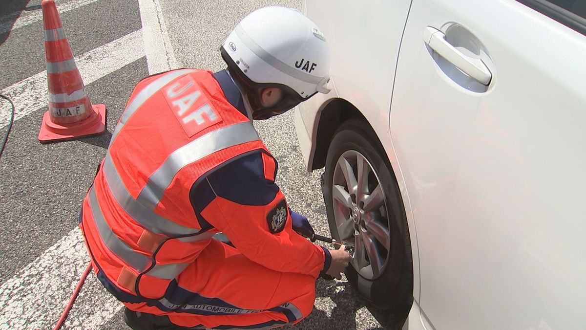 県警が別府湾サービスエリアでタイヤ点検　春の全国交通安全運動にあわせ　大分