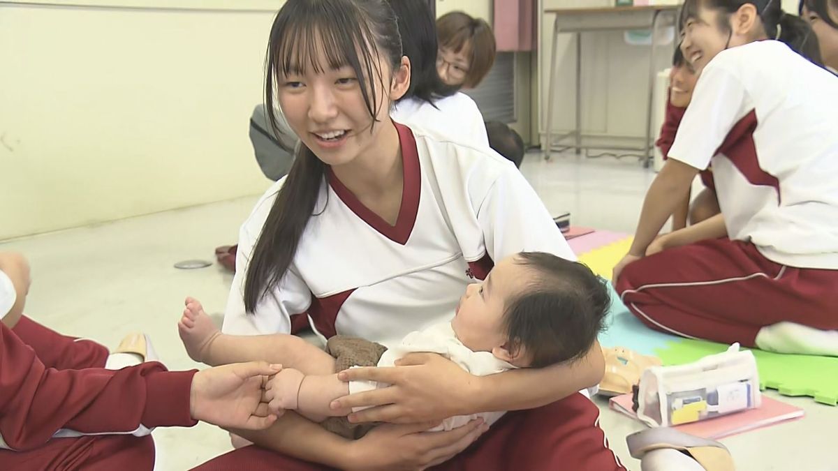 高校生が赤ちゃんと触れ合い子育てや命の大切さ学ぶ　「いい体験が出来た」「癒された」大分