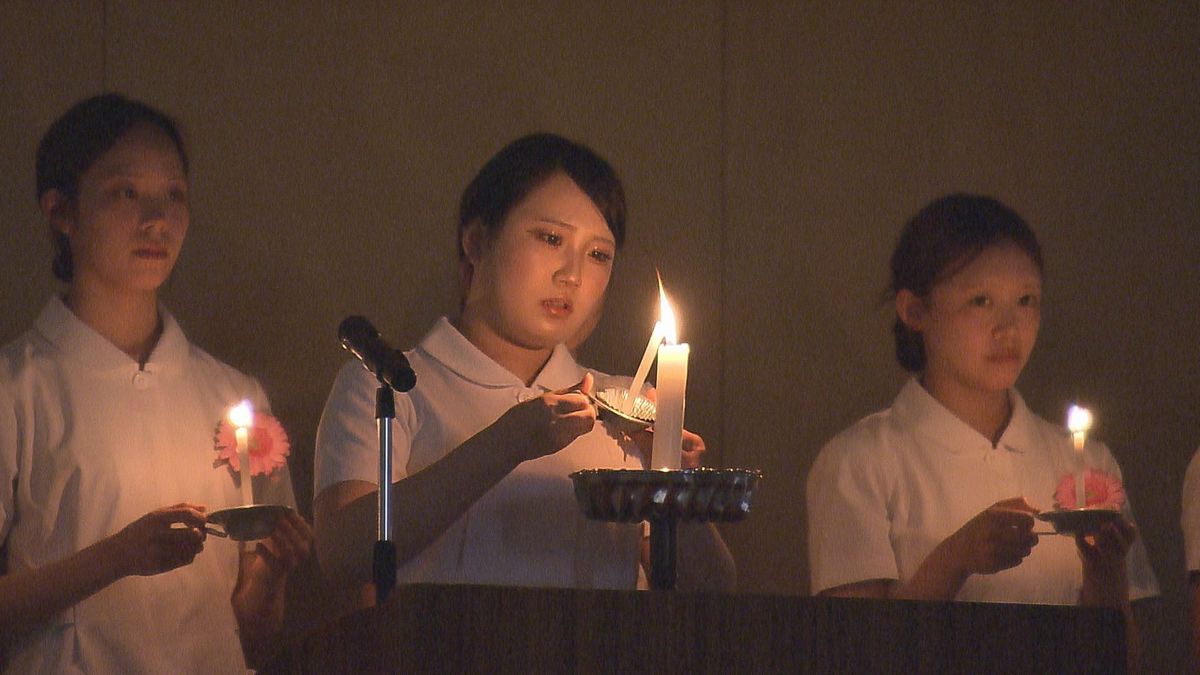 歯科衛生士を目指して専門学校で戴灯式　これから市内の病院などで実習に臨む　大分