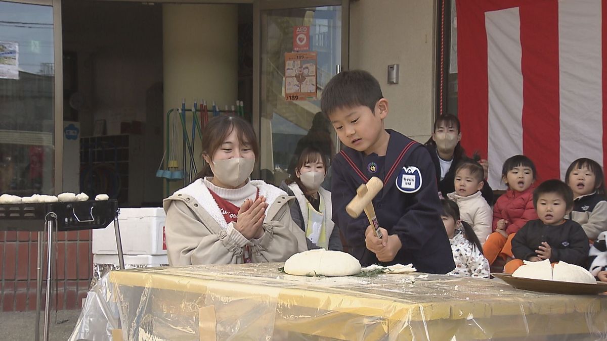 園児たちが鏡開き「お餅モフモフ」木槌で餅を割ってお汁粉を堪能　大分