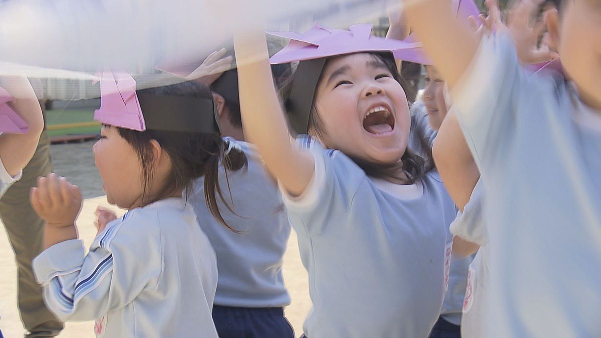 こいのぼりの下くぐりぬけ大はしゃぎ　「こどもの日」前に幼稚園でお祝い集会　大分