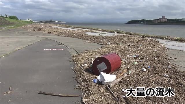 台風遠ざかるも交通機関への影響続く 延期となった花火大会会場には大量の流木… 大分