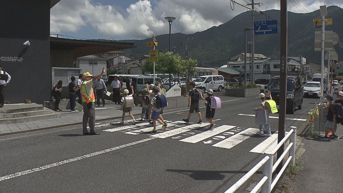 県内初　児童を守る「ゆずるくん」小学校前の横断歩道に注意喚起灯を設置　大分県由布市