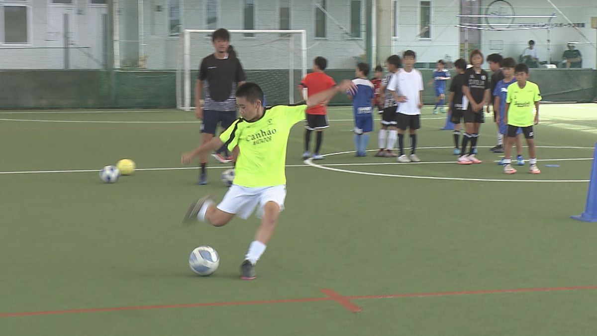 県出身の元Jリーガーによるサッカー教室　ゴール前のプレーなどを小学生たちに指導　大分