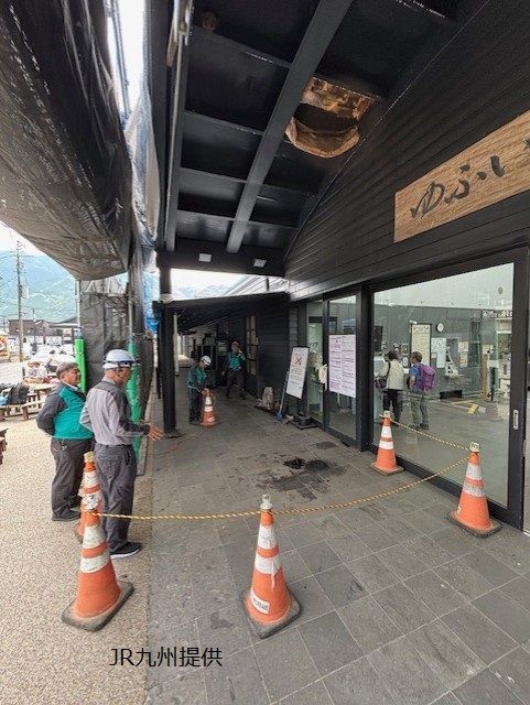 1時間40分の間に2度も… 観光地の玄関口 由布院駅で天井から木材落下 客に接触 大分