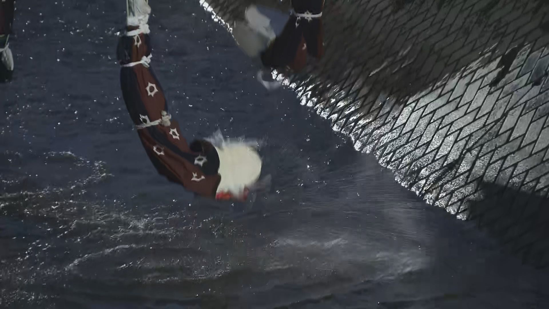 ぶっつけ本番！4人の男たちが橋から逆…