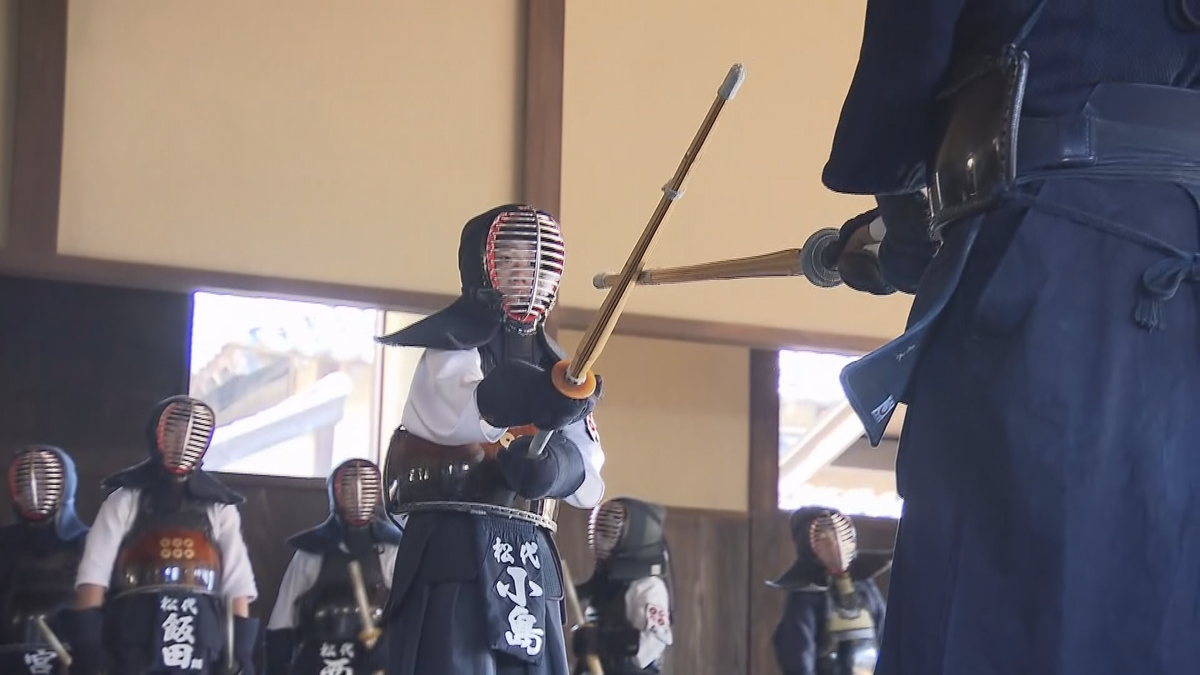 長野市松代町の旧文武学校で初稽古　地元の剣道クラブ所属の小中学生20人余りが素振りや打ち込み【長野】