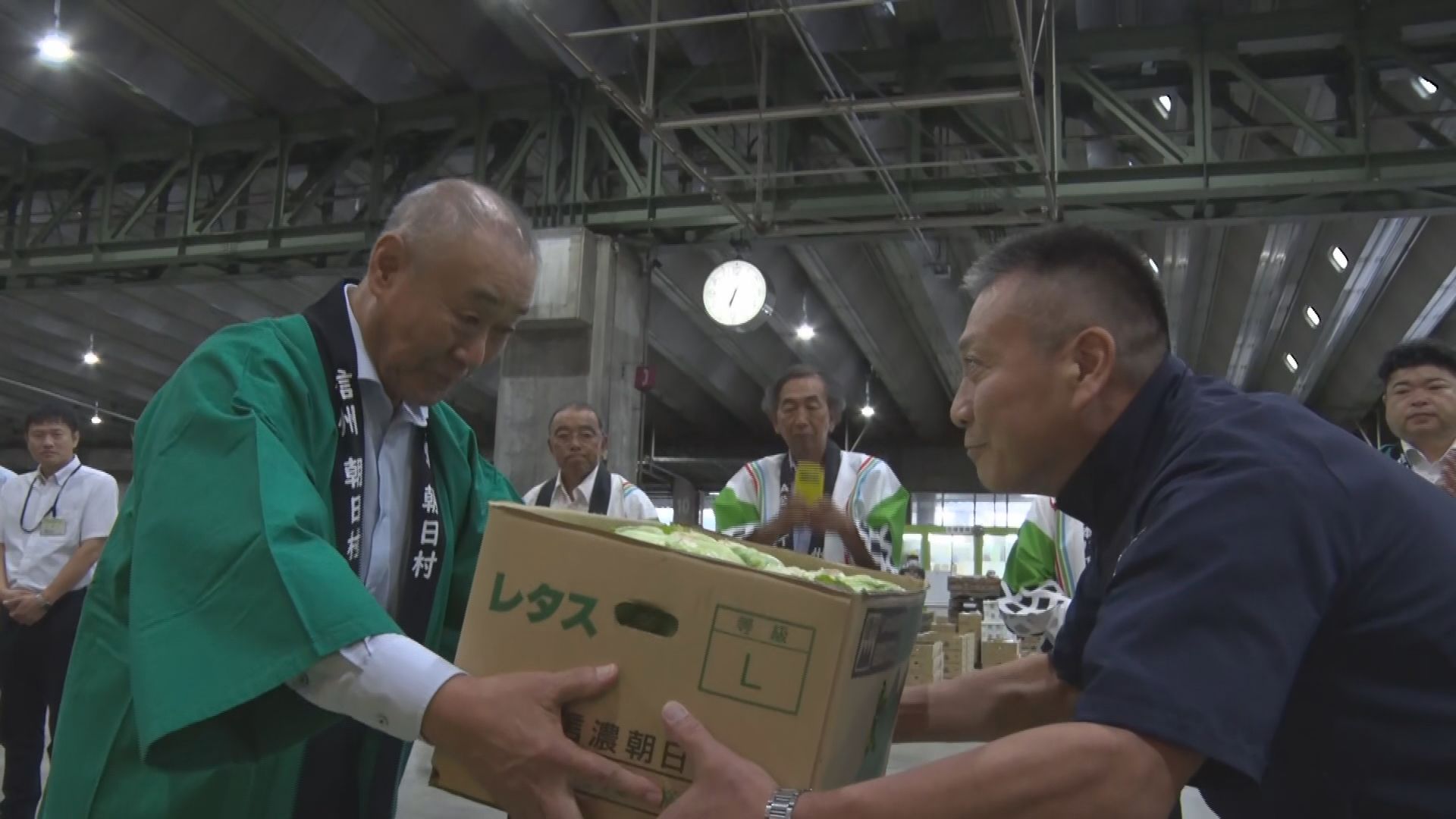 朝日村の葉物野菜「パリパリ・シャキシャキでいい食感」　村長が地元の卸売市場でトップセールス　県内の市…