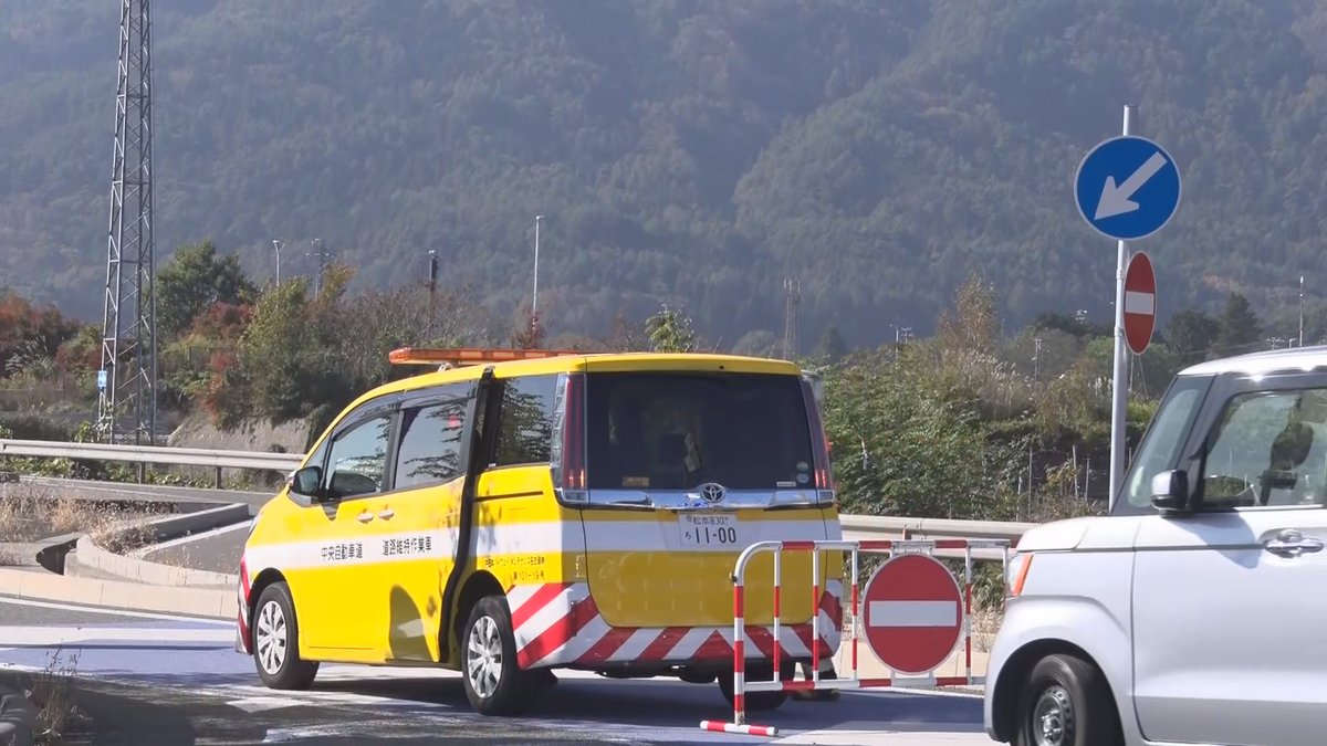 【続報】「車から飛び降りた」高速道路走行中に男性（51）が転落…病院搬送も死亡【長野・駒ケ根市】