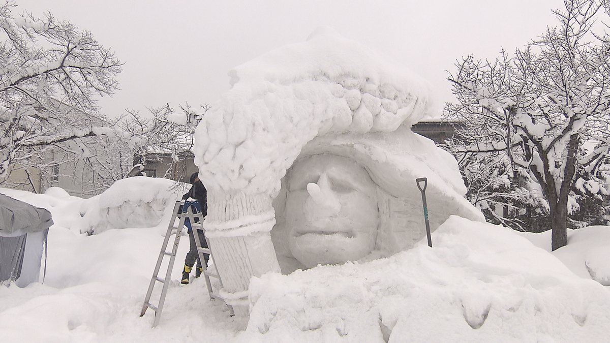 「あまり降りすぎても…」大雪の中　雪像作り大詰め「いいやま雪まつり」