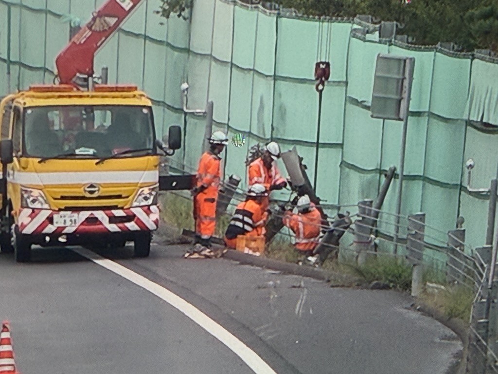 高校の部活動で遠征中のマイクロバスがガードロープに衝突　石川県の私立高校の生徒を乗せて東京都内へ向か…
