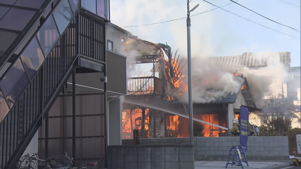 【速報】松本市の住宅で火事「１階部分から煙と炎が見える」消防車12台出動し消火活動中　