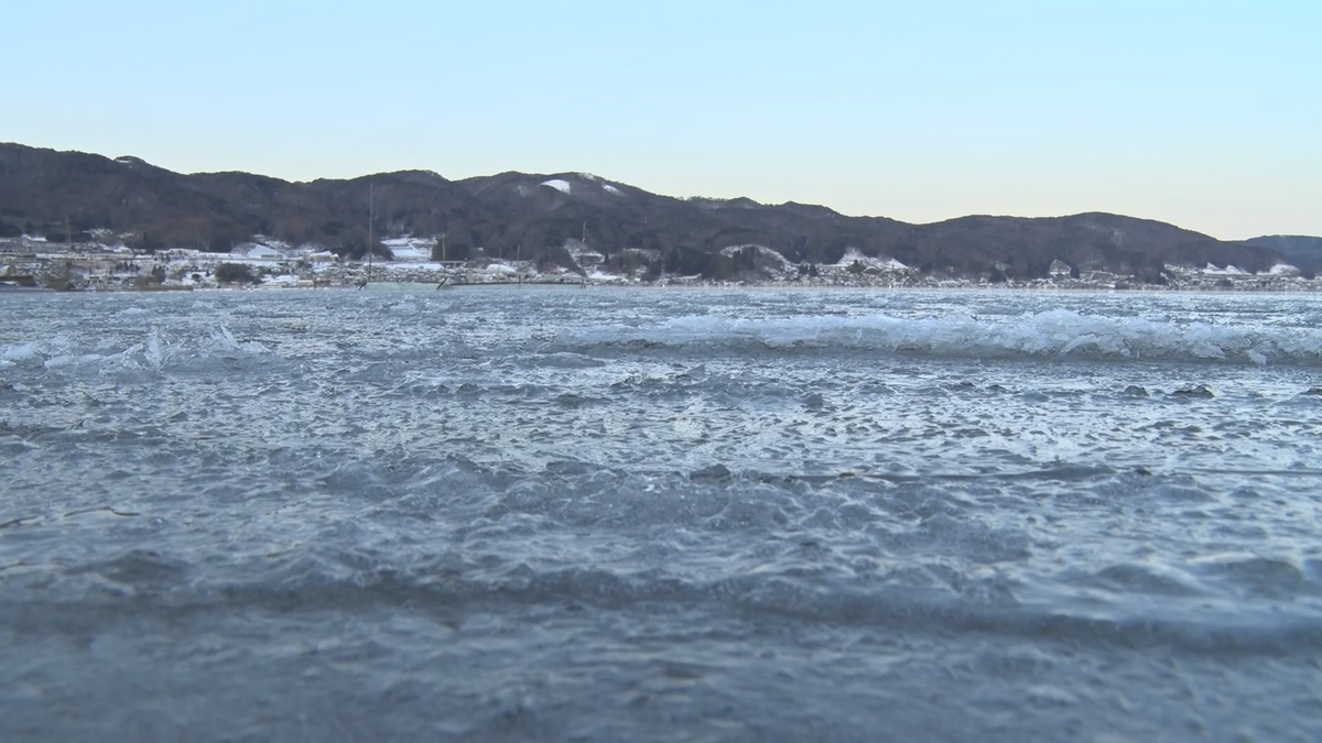 楽しみですねえ」波が凍り時間が止まったような…湖面 3シーズンぶり 