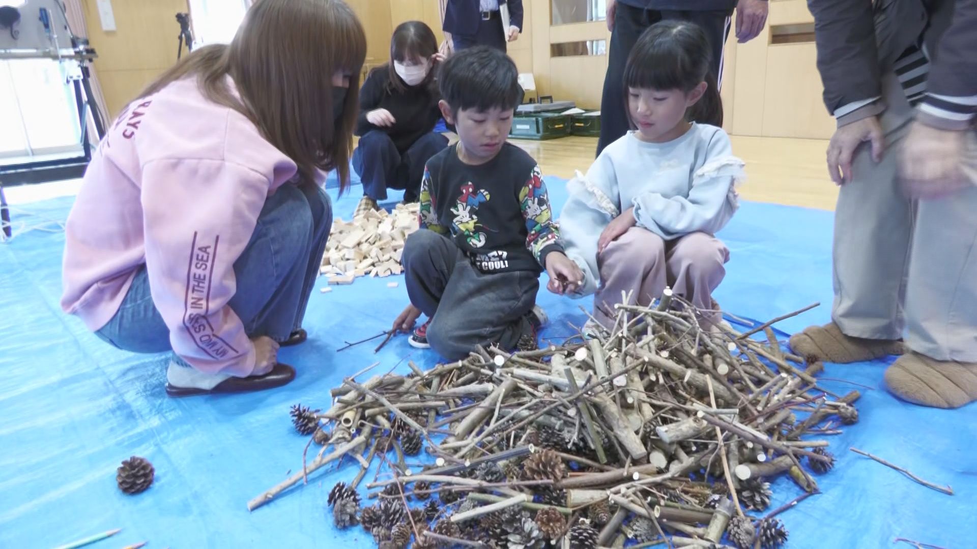 「レーシングカー」に「写真立て」も…地域の木材と触れ合い保育園児が工作【長野・伊那市】