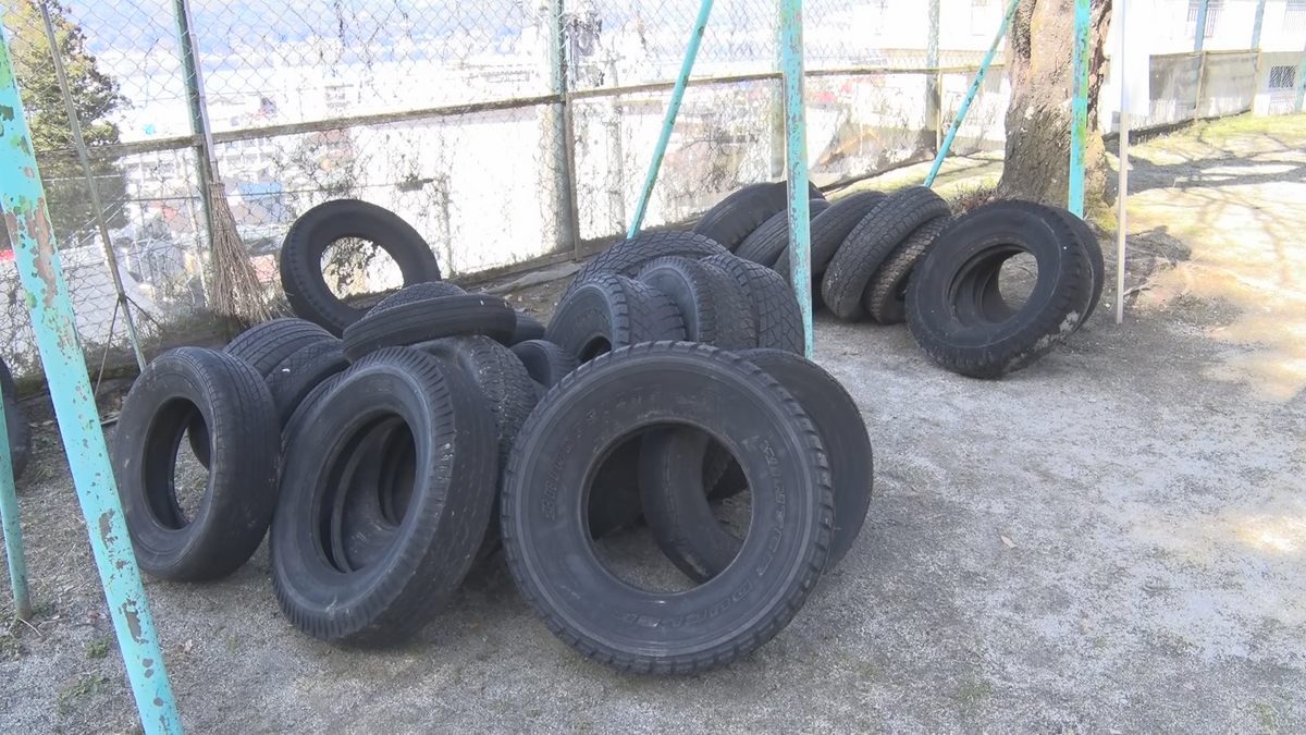 タイヤ　廃　車 不法投棄”ではなかった…閉校グラウンドの廃タイヤ32本は“一時保管”と