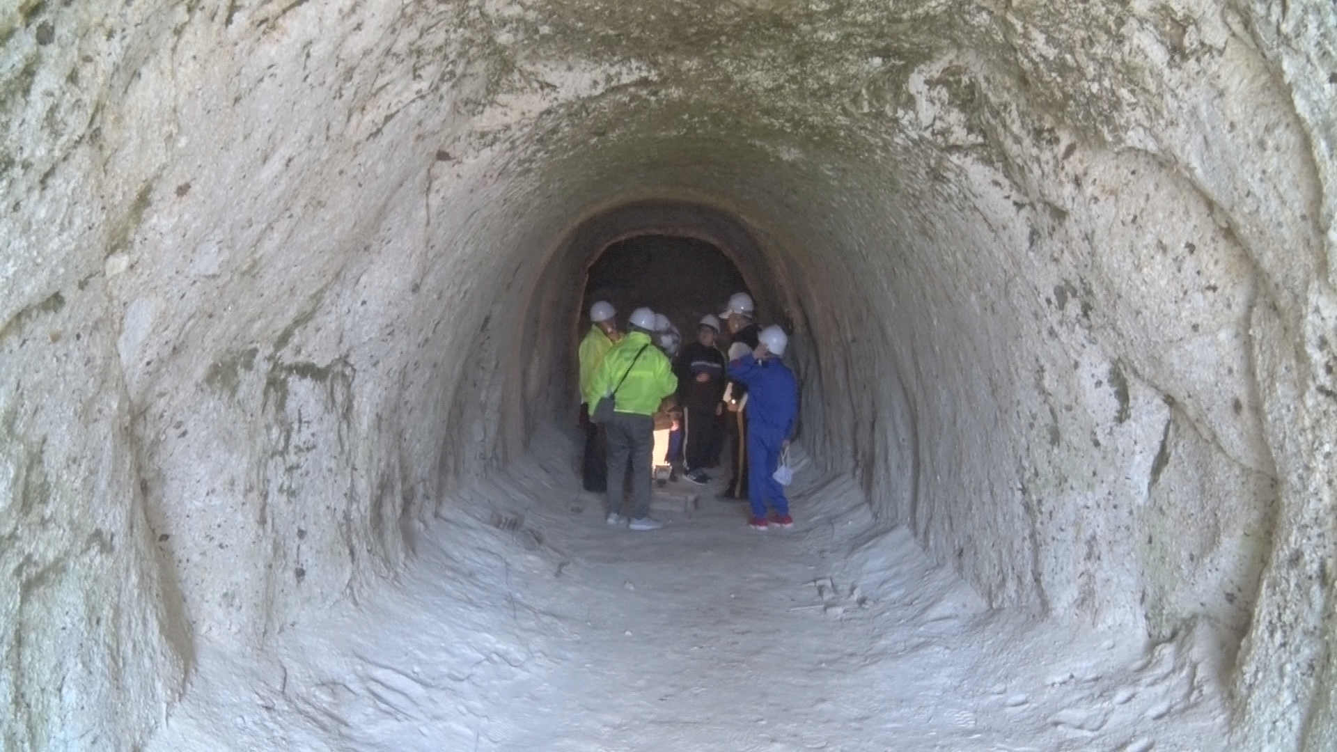 小学生が長野市安茂里の地下壕を見学　…