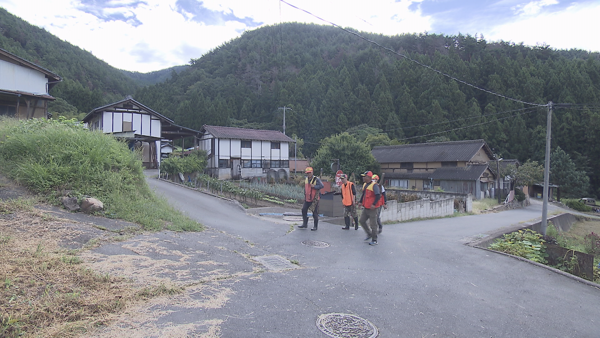 クマの目撃相次ぐ長野市松代町で地元の猟友会がパトロール　千曲川沿いの畑ではクマのものとみられる足跡も【長野】