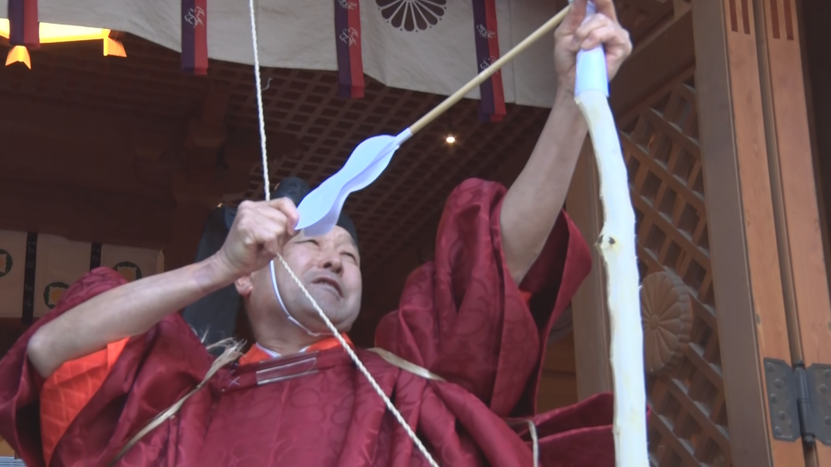 大的目掛けて12本の鏑矢放ち6本当たる　安曇野市の穗髙神社で今年の吉凶占う奉射祭「自然災害などに警戒し耐え忍ぶ年に…」【長野】