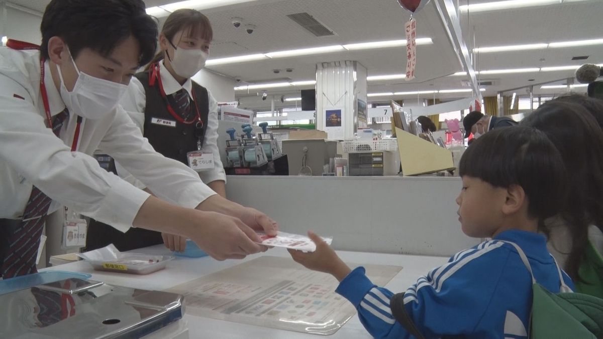 来年用の年賀はがき販売開始　購入した園児「いつもありがとう　おばあちゃん、おじいちゃんって書きます」【長野】