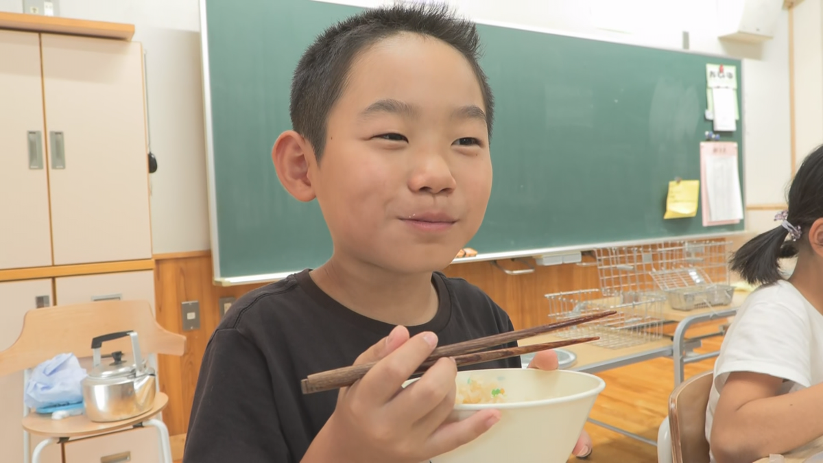 「うわ～！マツタケたっぷり！」給食はマツタケの炊き込みご飯　保護者が提供　マツタケ狩りが盛んな村ならでは