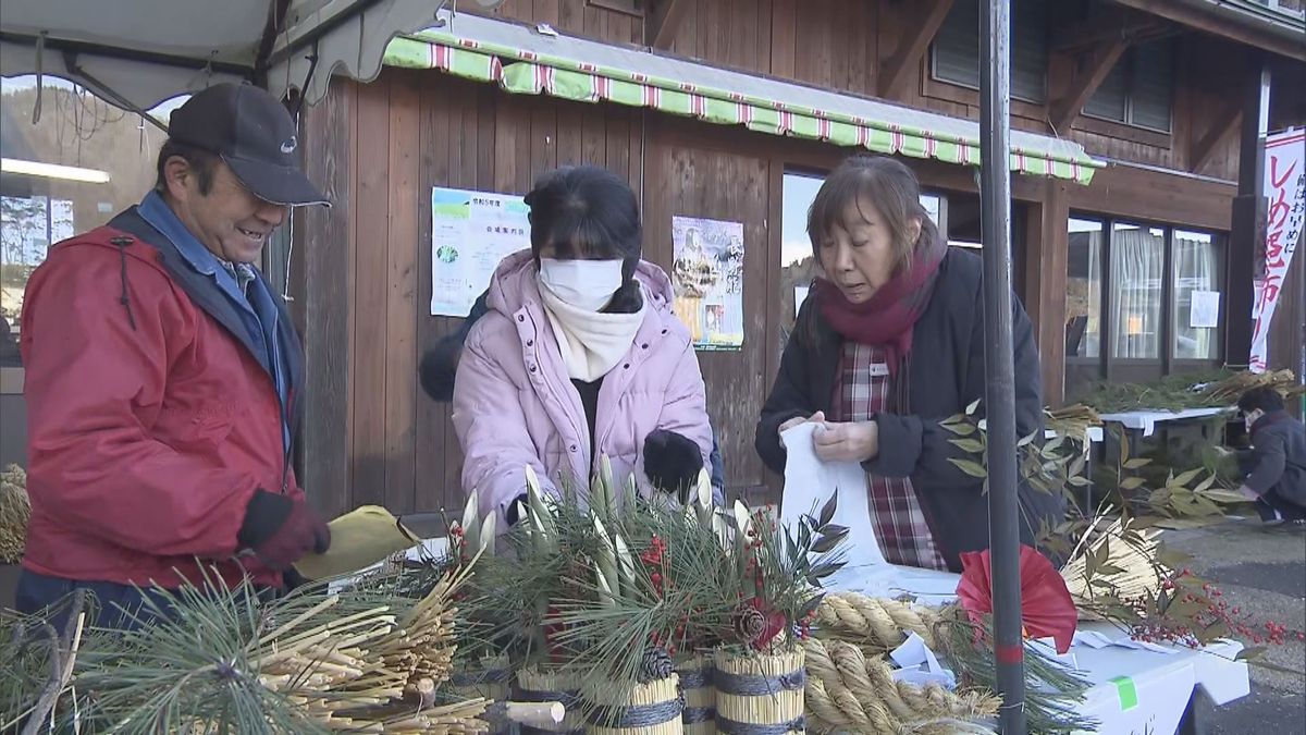 年の瀬を迎えて長野市中条の道の駅　手作りの正月飾りを販売　毎年完売になる人気【長野】