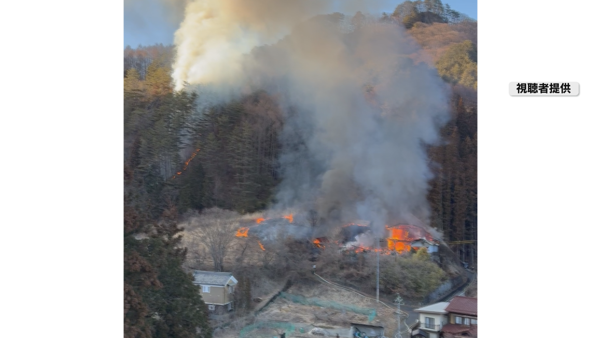 ３連休初日に温泉街近くで山林火災　たき火の火が燃え広がったか…消火活動続く【長野県上田市・２１日午後…