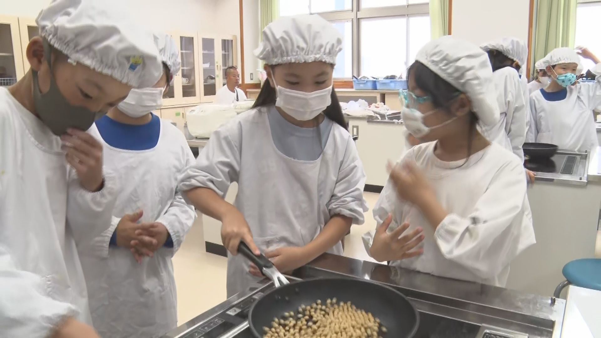 「うまーい！」小学生が地元で採れた大豆で「おはぎ」作り　先生は地元の生産者「おいしかったと言ってもら…
