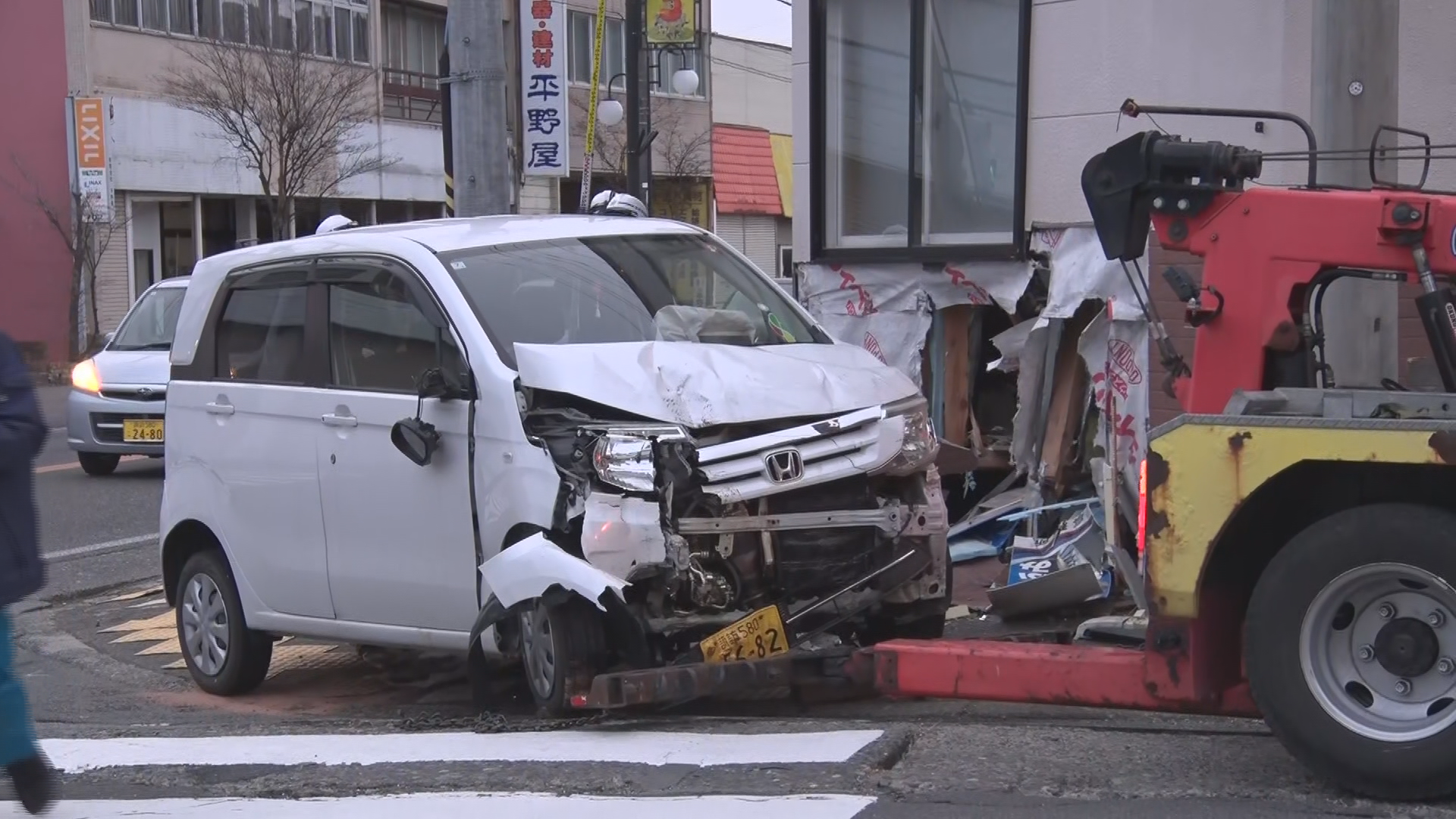 道路脇の建物に軽乗用車が衝突　運転し…