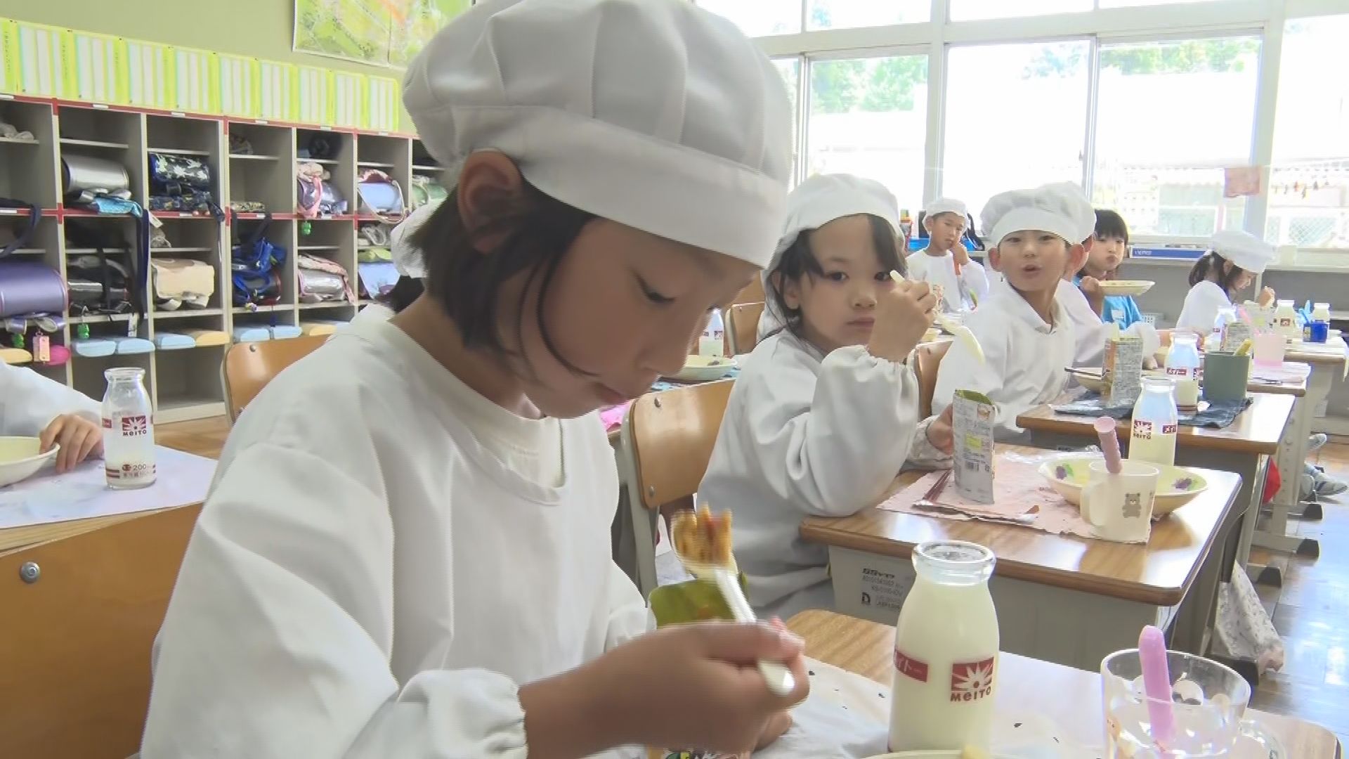 非常時にどんなものが食べられるか　塩尻市の給食で常温カレーなど非常食味わう　「味がまろやかでうまい」…