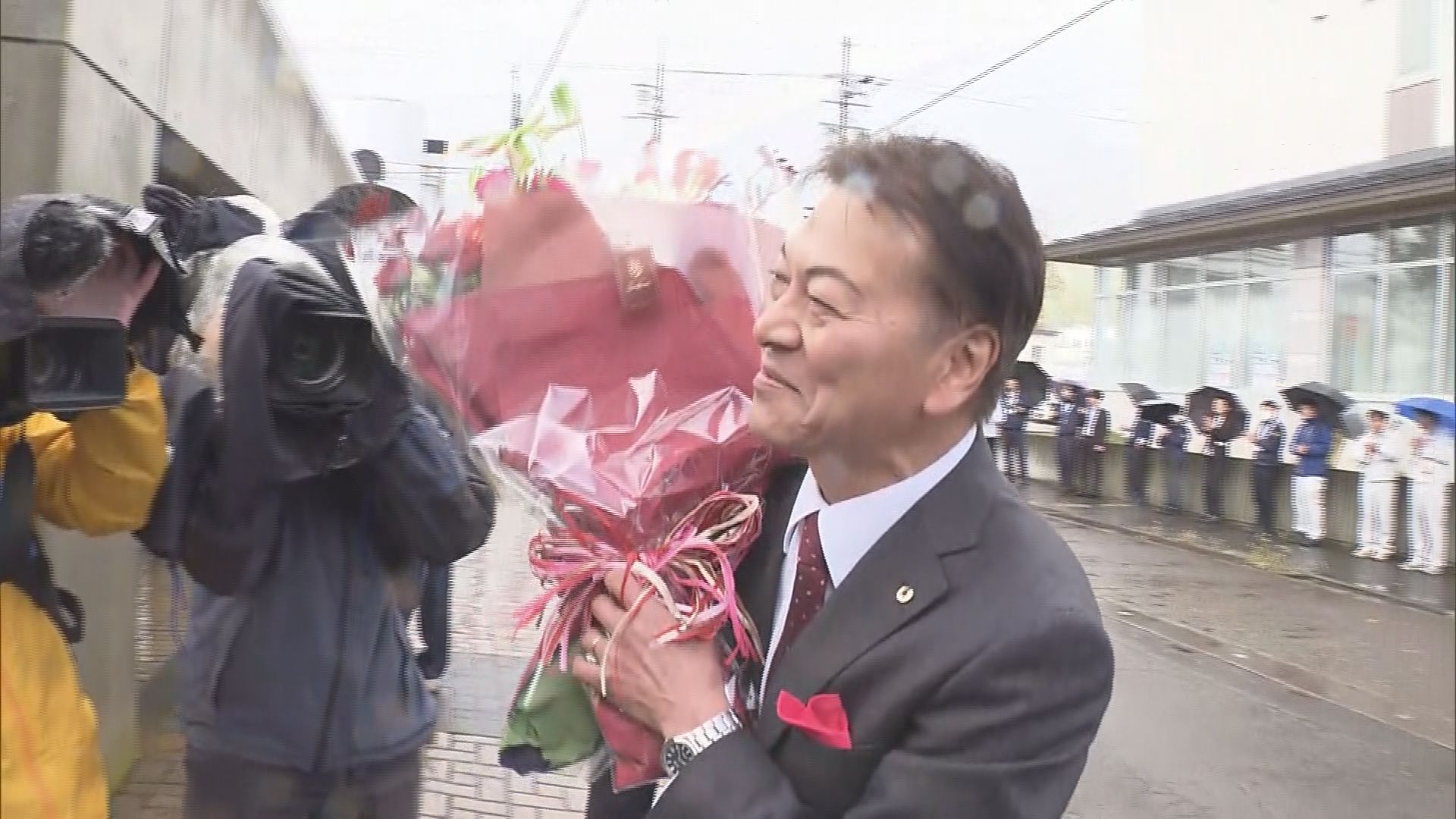飯山市の新家市長が初登庁　「課題解決に向けてスピード感を」　課題の一つは子育て支援　住み続けたいと思…