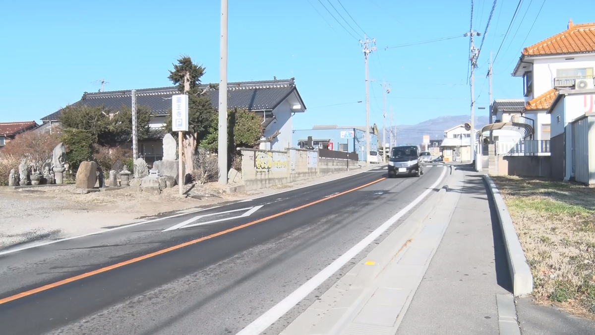 道路横断中の高齢の夫婦が車にはねられる　夫は意識不明の重体　妻は軽いけが　車を運転していた54歳の男を現行犯逮捕　過失運転致傷の疑い