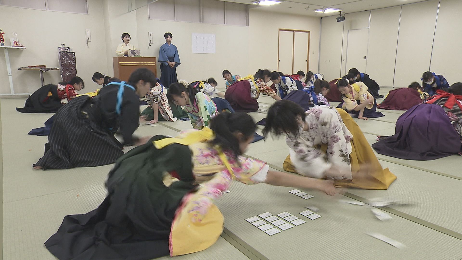 長野市の呉服店で袴姿で競うかるた大会…