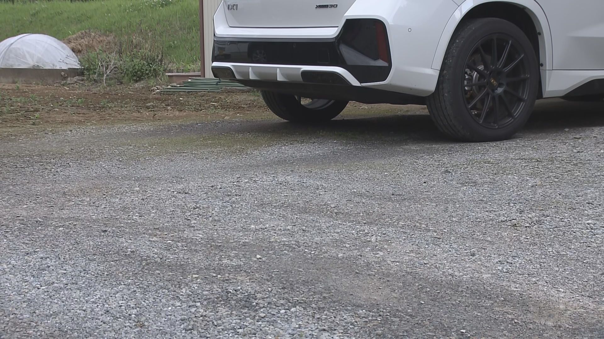 「車の下で倒れていて意識がない」　塩尻市の民家敷地内で車にひかれたか　住人の88歳女性死亡　車運転の…