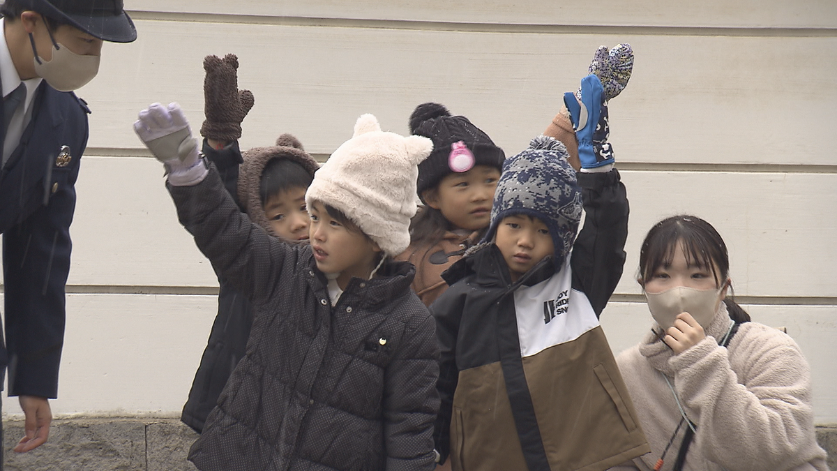 「右見て！左見て！」園児が横断歩道の渡り方学ぶ　暗くなるのが早い冬　反射材の着用を！