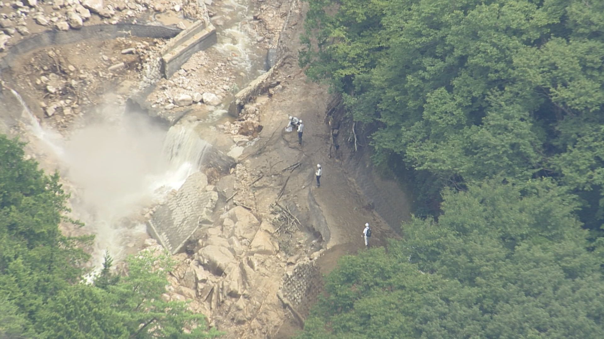 【現場映像】土石流で橋が流され温泉客…