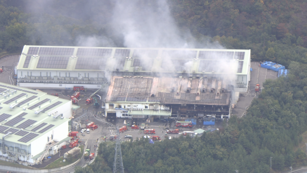 上田市のキノコ生産工場の火事　発生から43時間後にようやく鎮火　規模が大きな工場　消火に時間かかる