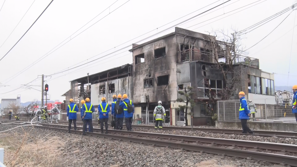 松本市で住宅兼工場を焼く火事　住人の54歳男性を搬送　消火活動のためJR篠ノ井線は一時運転見合わせ　乗客約5800人に影響【長野】