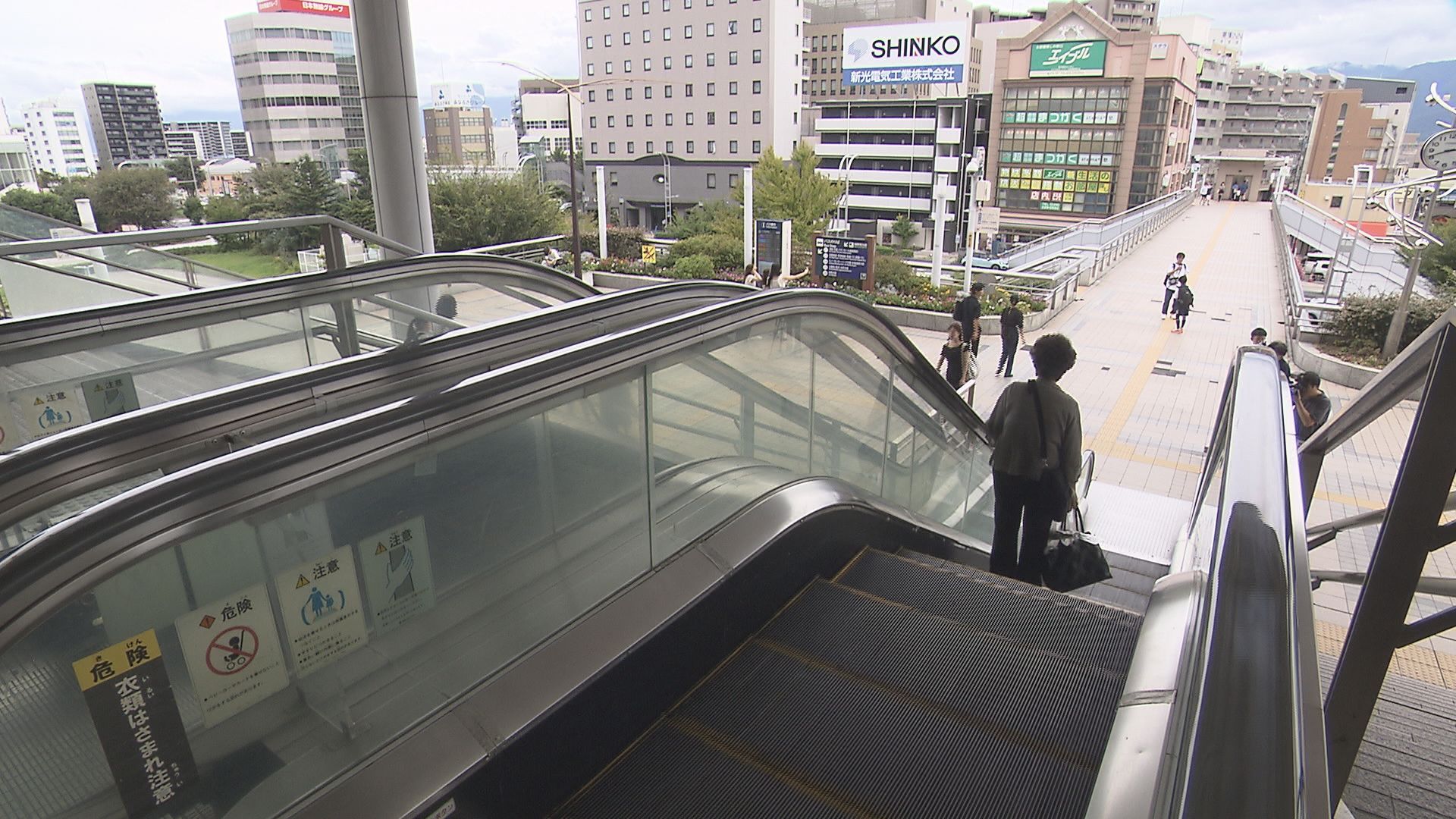 「人が転倒している」JR長野駅東口の下りエスカレーターで少なくとも男女7人転倒　うち4歳の男児と外国…