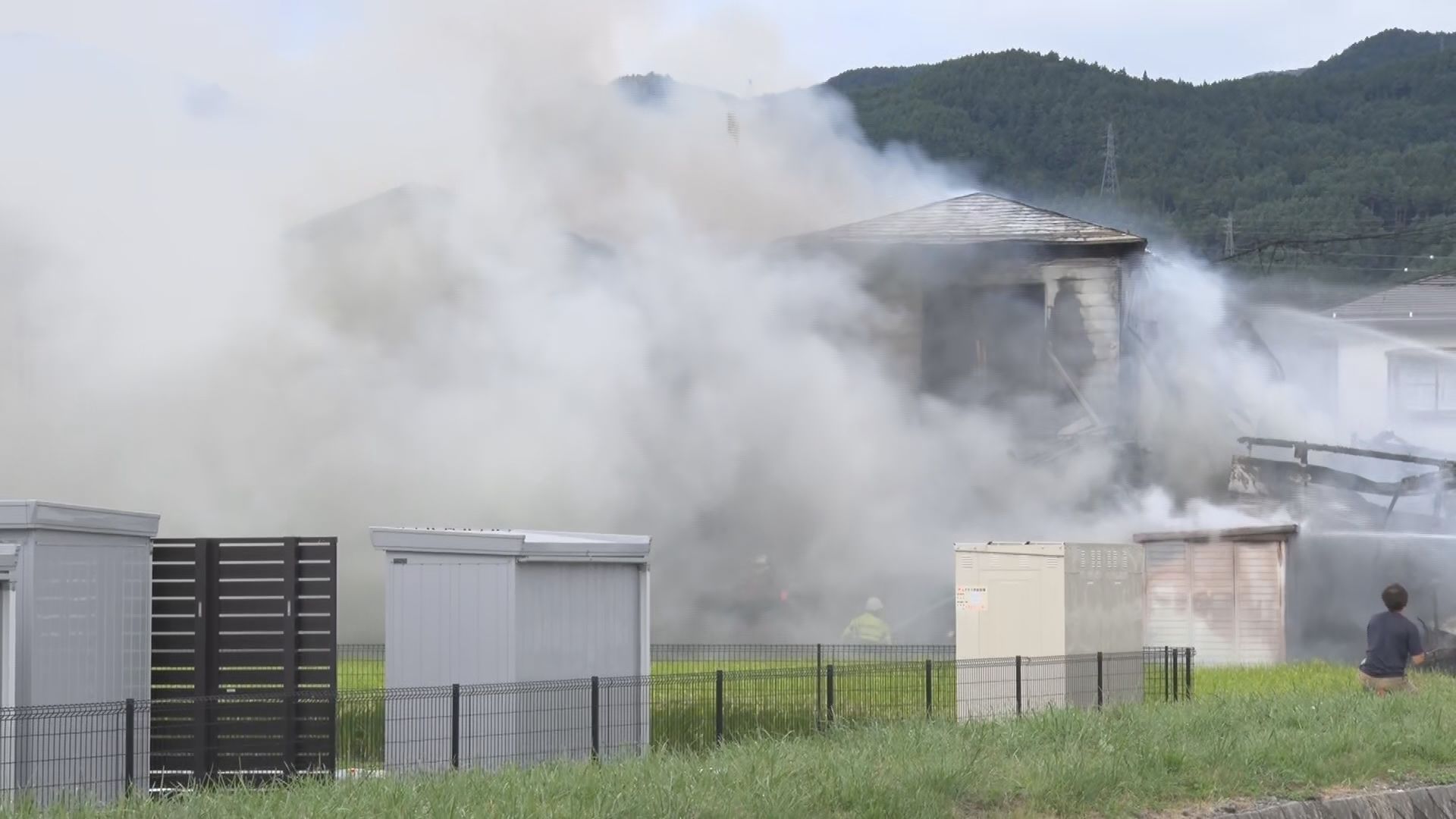 【続報】岡谷市住宅3棟焼く火事　約6…